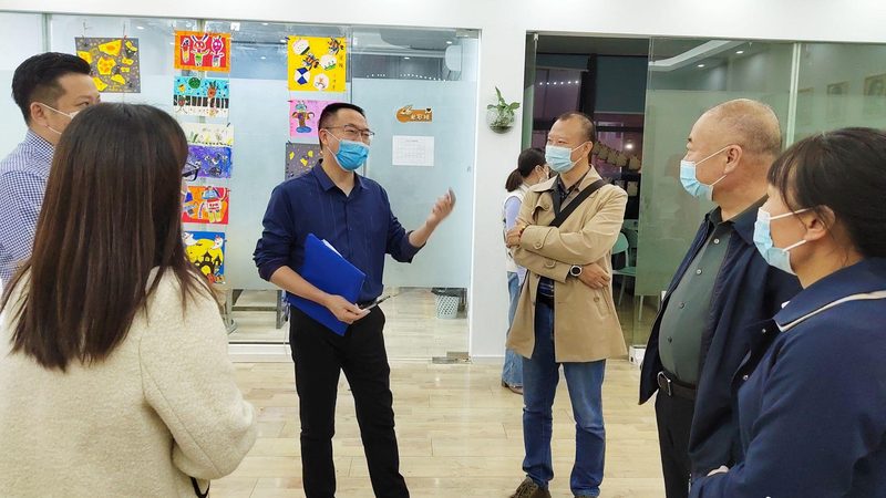 在选择学校时，您可以关注以下几点：